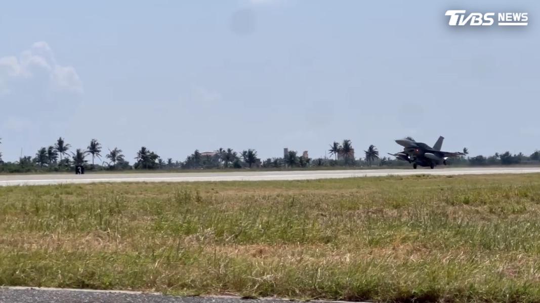 就在稍早中午12時,首批2架全新F-16 Block70戰機已經順利降落台東志航基地。(圖/TVBS)
