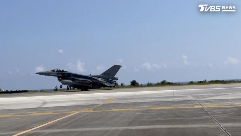 就在稍早中午12時,首批2架全新F-16 Block70戰機已經順利降落台東志航基地。(圖/TVBS)