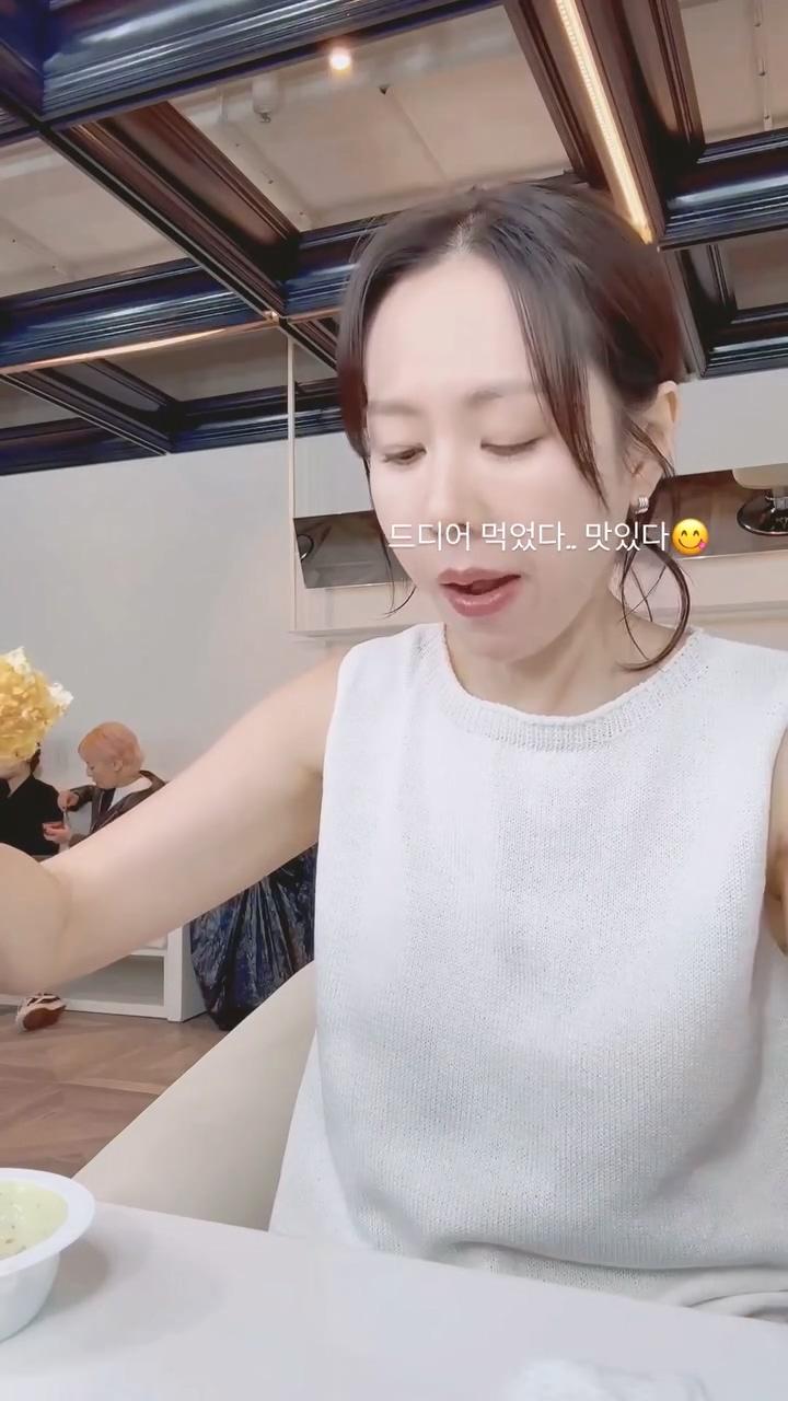 孫藝珍在品嘗的過程中沒有緊閉嘴巴，不斷發出咀嚼的嘖嘖聲。（圖／翻攝自孫藝珍IG）