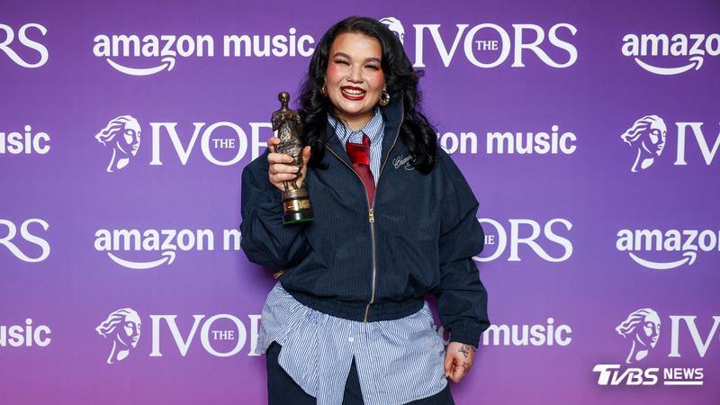 英國知名女歌手、年僅25歲的蘿拉・楊(Lola Young)向大眾公開自己抽電子煙的感受與戒菸過程。(圖/達志影像路透社)