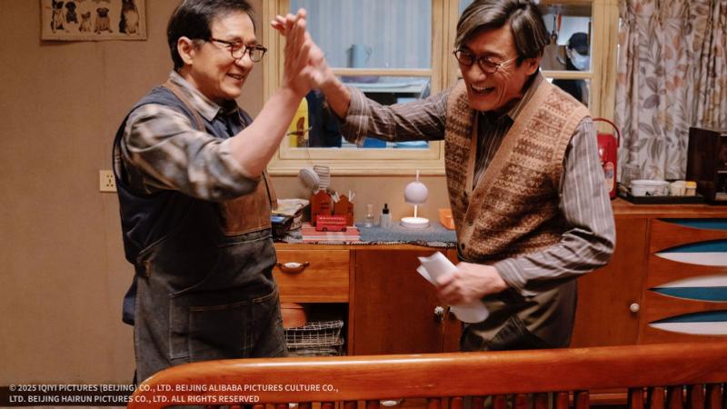 成龍、梁家輝暌違20年再次合作,於《捕風追影》有精彩對手戲。(圖/鴻聯國際提供)