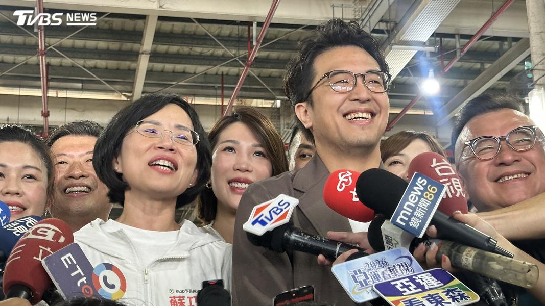 蘇巧慧2日與民進黨台北市長參選人沈伯洋中午一同前往台北第一果菜市場參加活動。(圖/潘袁詩羽攝)