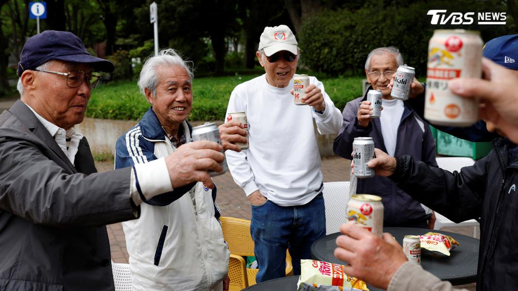 日本物價飆漲,啤酒價格卻反而變便宜了。(圖/達志影像路透社)