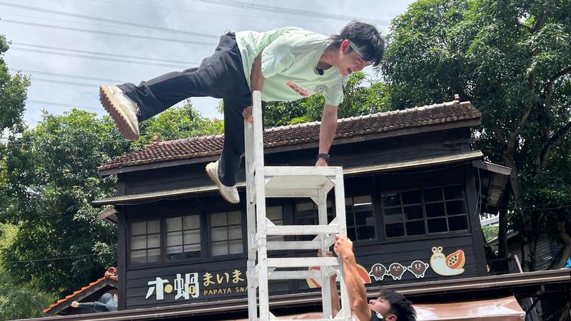 郭忠祐節目中自告奮勇挑戰特技。(圖/民視提供)
