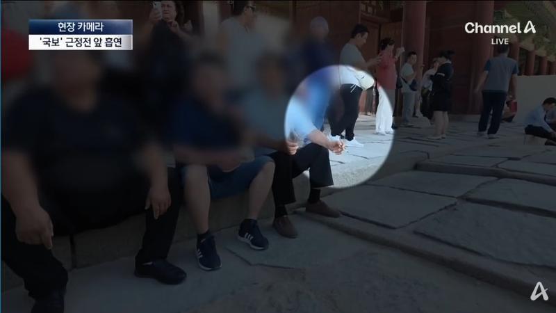 景福宮中國遊客違規吸煙事件在韓國網路引發強烈民憤,網友留言痛批並將矛頭指向政府政策。(圖/翻攝自Channel A)