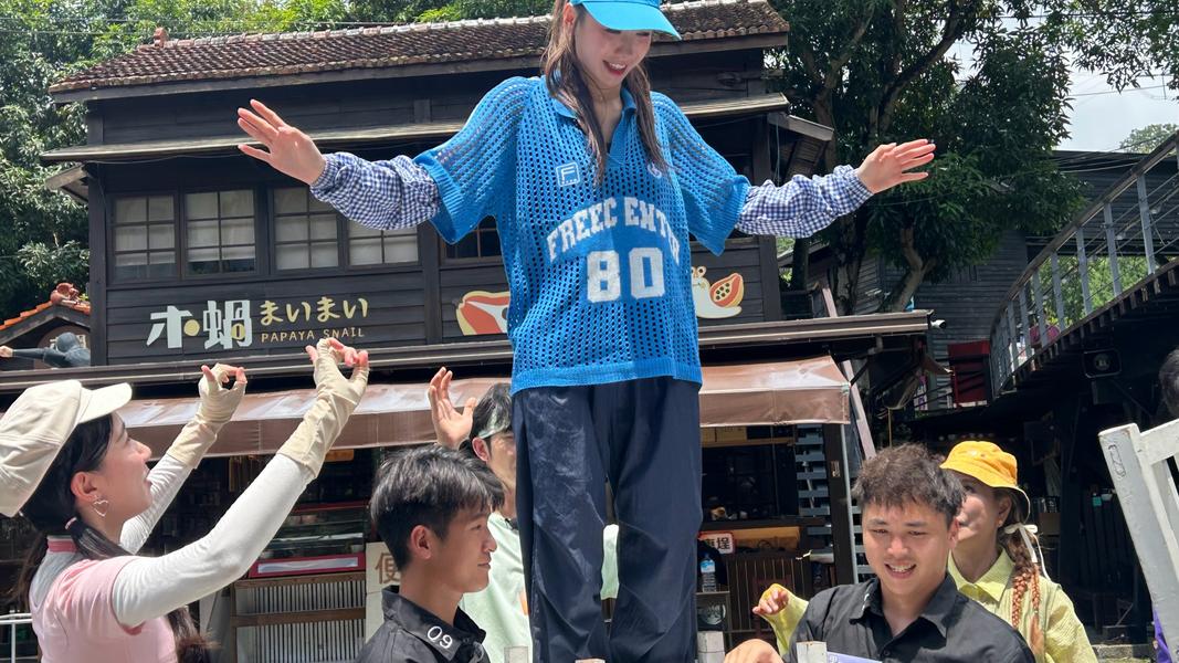 李雅英挑戰高空疊椅,嚇到發出豬叫聲。(圖/民視提供)