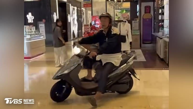 林男騎機車逛新光三越百貨中港店。(圖/Threads/qax_olu授權)
