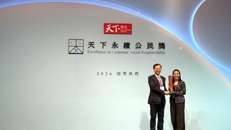 光田獲天下永續公民獎醫院組第二名,由執行長王詩婷(右)代表領獎。(圖/光田醫院提供)