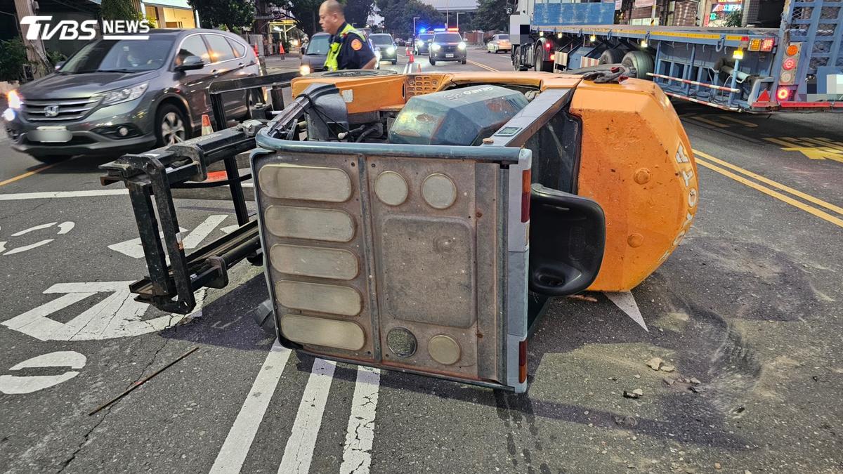 屏東驚悚車禍!拖板車載堆高機「掉落猛砸特斯拉」女駕駛送醫