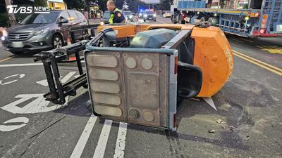 屏東驚悚車禍!拖板車載堆高機「掉落猛砸特斯拉」女駕駛送醫