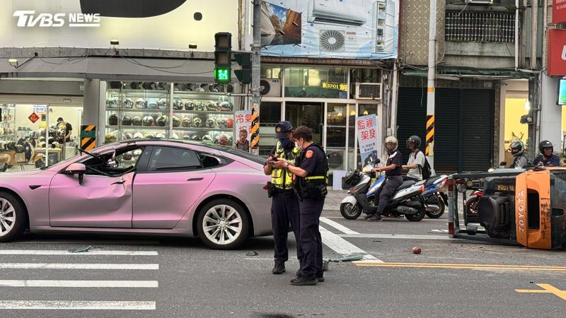 屏東驚險車禍,堆高機掉落砸車,特斯拉「車門凹陷」女駕駛險喪命。(圖/TVBS)