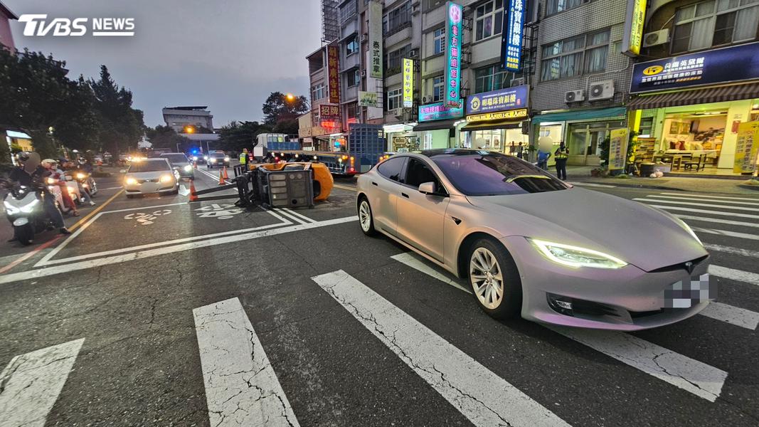 事故造成女駕駛受傷送醫。(圖/TVBS)