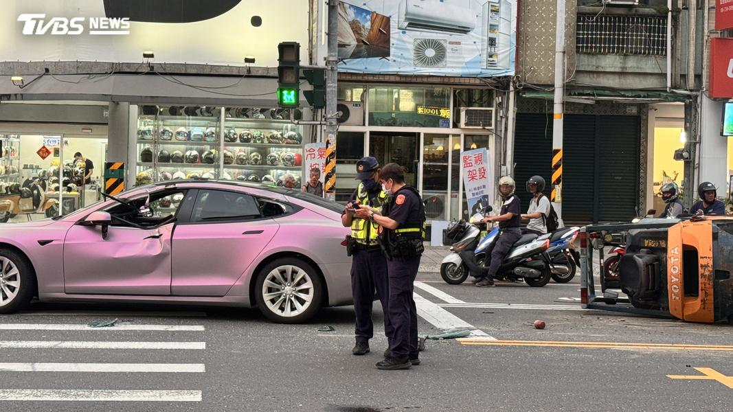 屏東驚險車禍,堆高機掉落砸車,特斯拉「車門凹陷」女駕駛險喪命。(圖/TVBS)