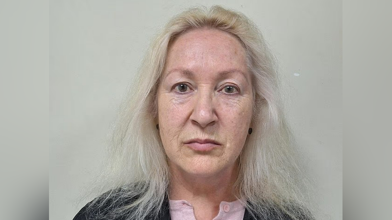 英國私立學校前女教師狄波拉·法蘭克林將一名未滿14歲的男學生蒙眼綁在床上進行性猥褻與性侵。(圖/翻攝自每日郵報)
