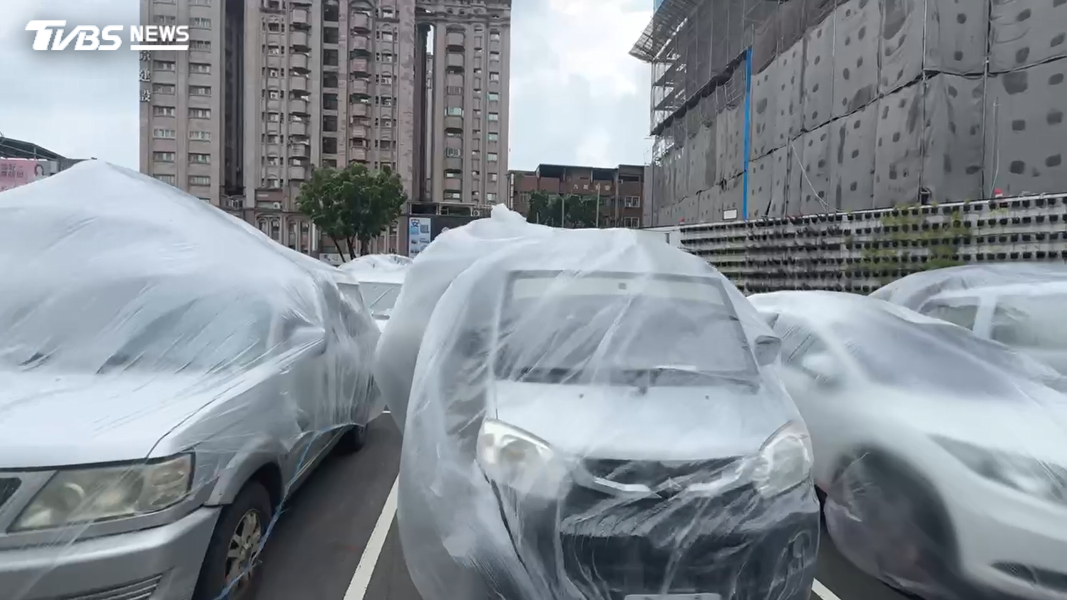 灌漿噴濺賠2萬起跳,建商怕了,高雄停車場「80車全包膜」。(圖/TVBS)