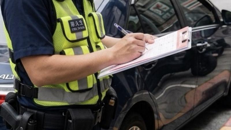 桃園市警局交通大隊一名警員,對3名無照或吊照的駕駛以較輕違規開罰,導致共少罰2萬4600元。(示意圖,非當事人/AI 生成)