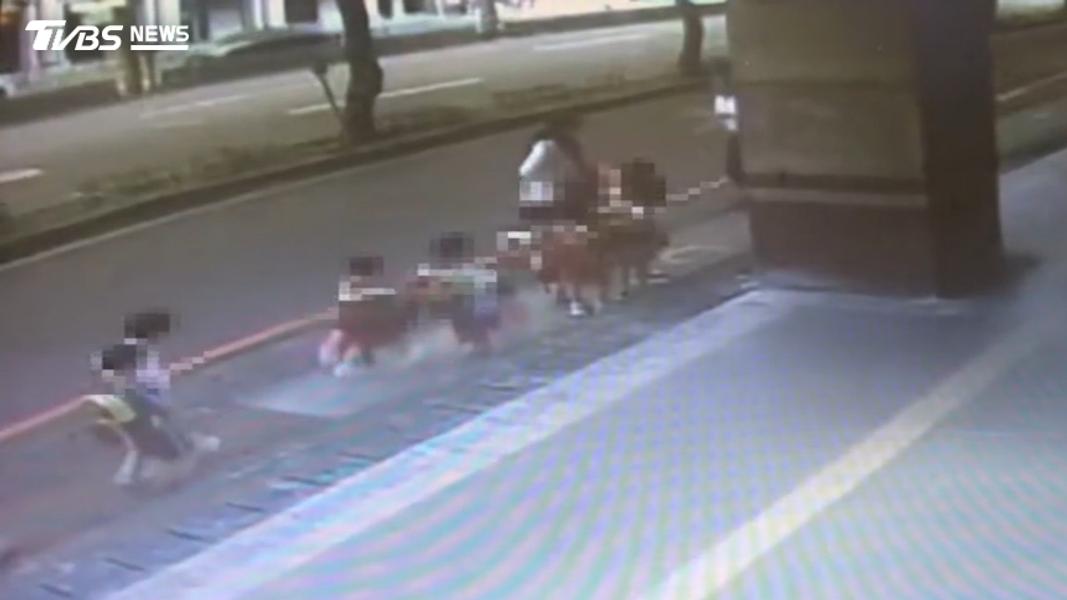 娃娃車突冒煙,司機停路邊疏散師生,全車脫困等待接駁車抵達。(圖/TVBS)
