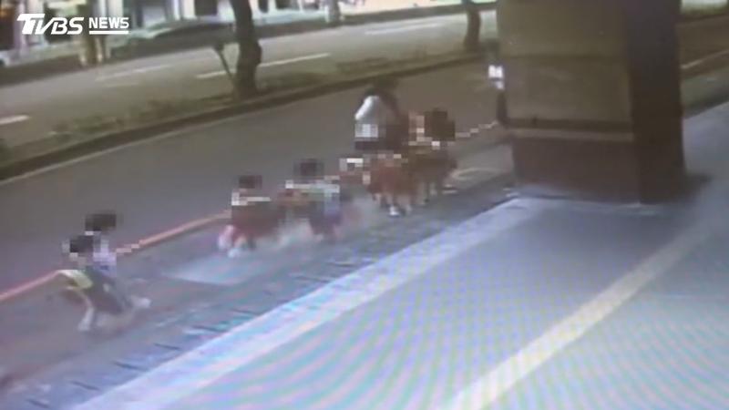 娃娃車突冒煙,司機停路邊疏散師生,全車脫困等待接駁車抵達。(圖/TVBS)