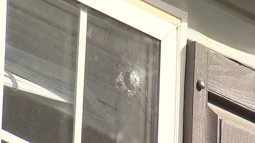 7名武裝份子對著4棟住家瘋狂掃射84發子彈。(圖/翻攝自WSCO TV9)