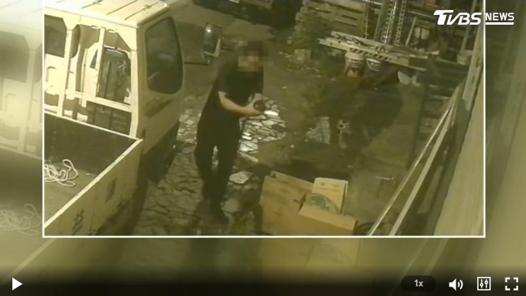 警抓賊意外揪出毒窟。(圖/TVBS)