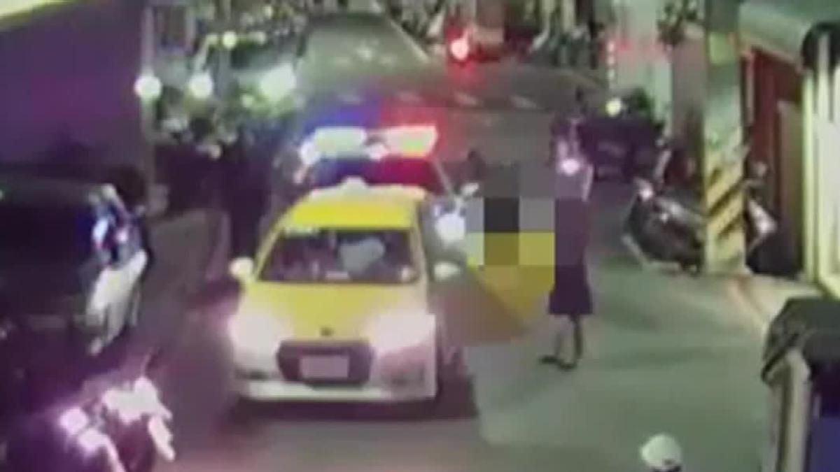 乘客「用丟的」付錢惹怒運將!車內激烈衝突 警到場壓制
