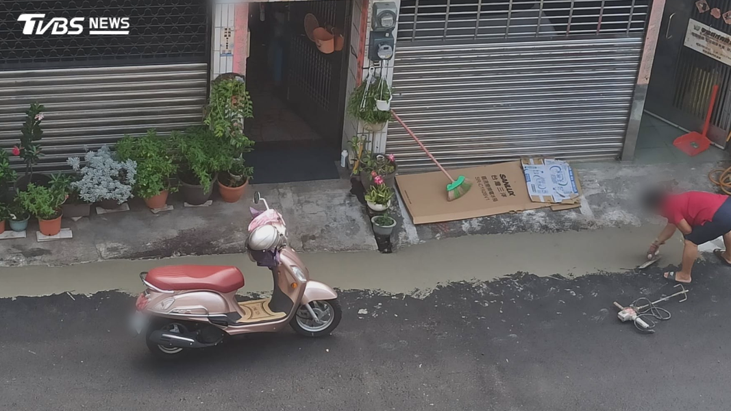 屏東新柏油路遭民自塗水泥,住戶稱「怕滑倒」,恐觸法還得賠。(圖/TVBS)