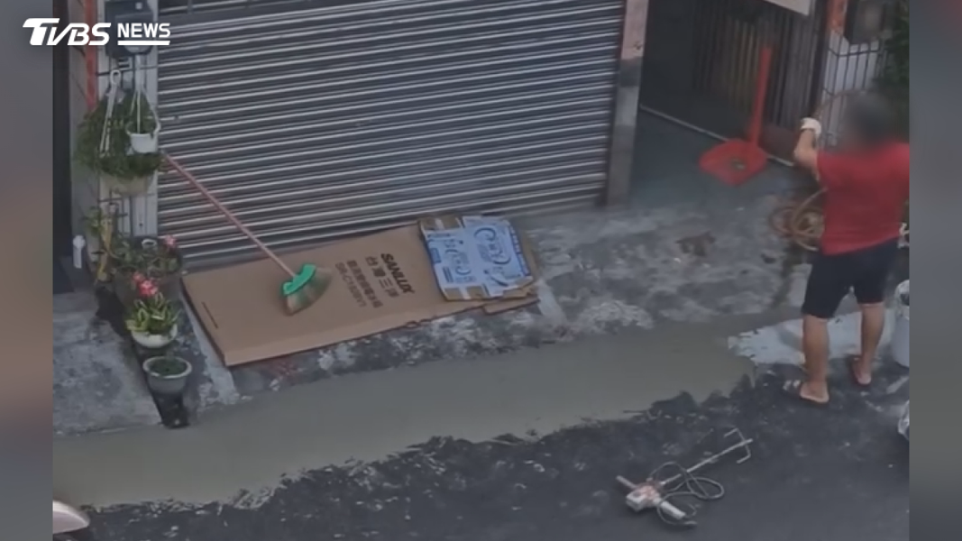 住戶解釋,路面施工後都有小碎石,踩下去會滑倒,由於家中有幼兒,認為是施工單位沒有鋪好,他們才會自行修補(圖/TVBS)