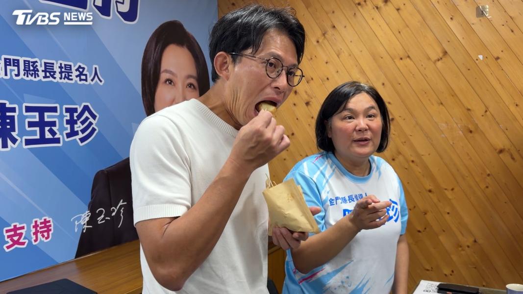 黃國昌品嘗金門在地美食鹹粿炸。(圖/程子奕攝)
