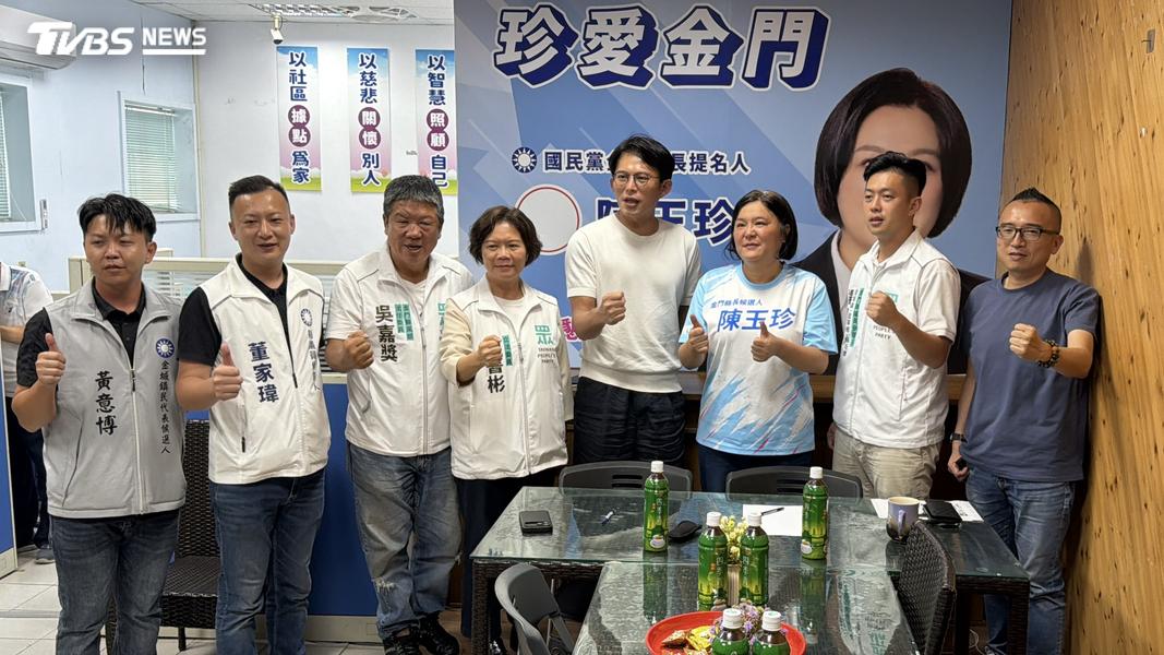 金門民眾黨縣議員參選人楊霈璿、國民黨縣議員參選人董家瑋、金城鎮民代表參選人黃意博也參與會談。(圖/程子奕攝)