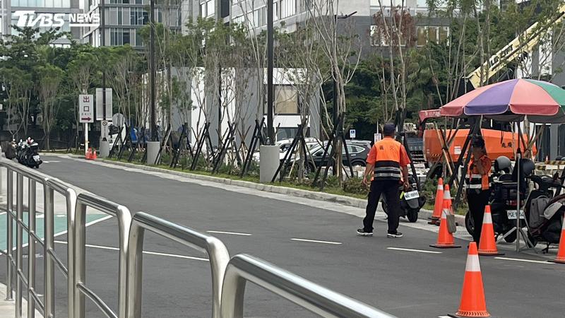 交管人力過剩與接駁車空無一人,引發人力與能源浪費的爭議。(圖/TVBS)