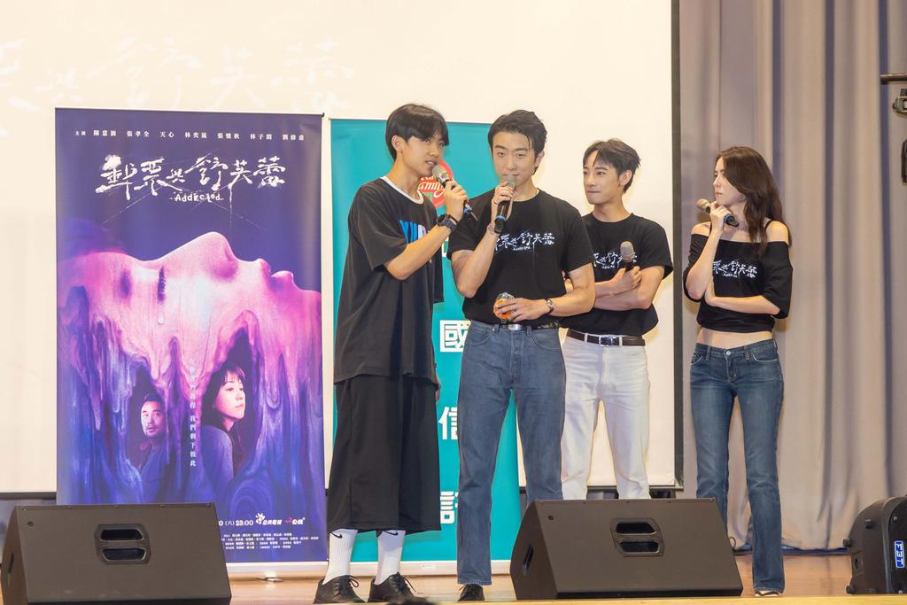 《郵票與舒芙蕾》演員群與學生上演狀況劇。（圖／時創影業提供）
