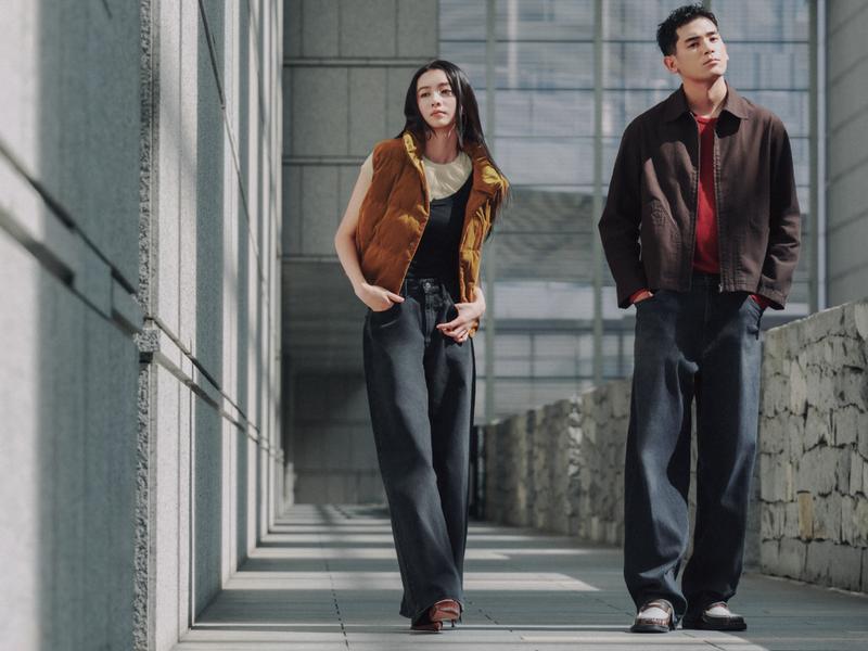 光希與UTA攜手演繹UNIQLO Jeans穿搭,鏡頭前兩人互動輕鬆自在,展現絕佳默契,詮釋新世代自在且自信的牛仔褲穿搭風格。(圖/UNIQLO提供)