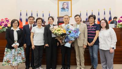近50年政治生涯謝幕!鄭成光最後總質詢 高虹安獻花致意