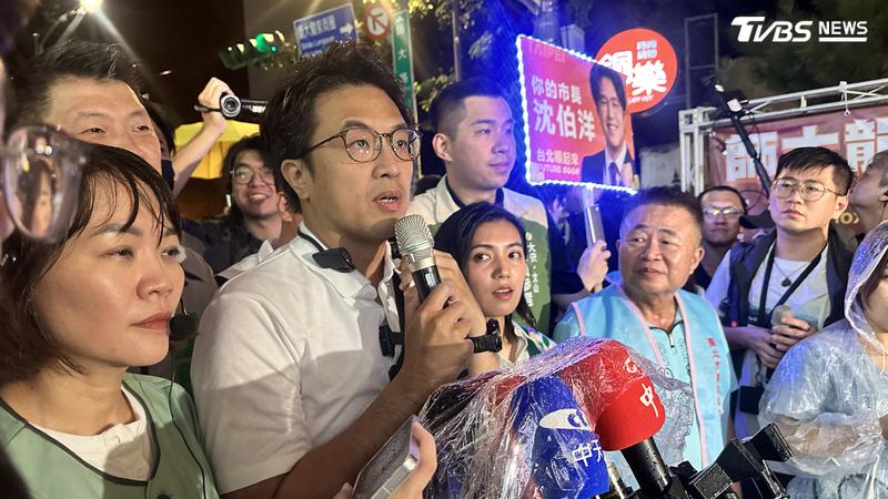 民進黨台北市長參選人沈伯洋2日到師大夜市拜票,現場卻下起傾盆大雨。(圖/潘袁詩羽攝)