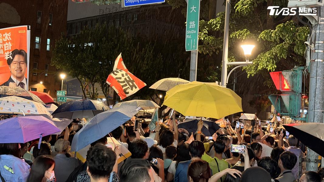 就算師大夜市下起大雨,大批「洋流」仍擠爆師大夜市。(圖/潘袁詩羽攝)