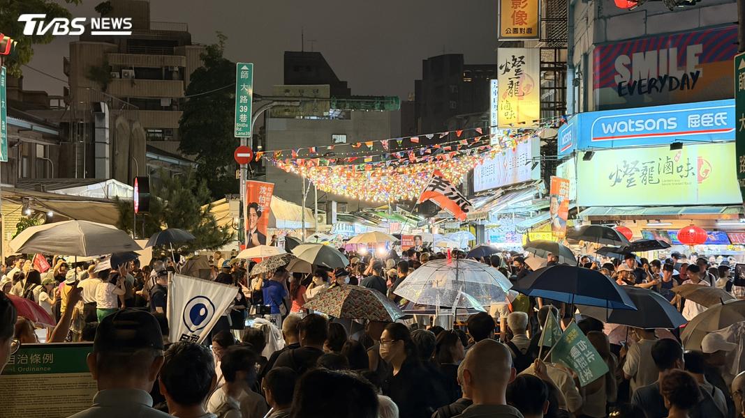師大夜市被「洋流」擠爆。(圖/潘袁詩羽攝)