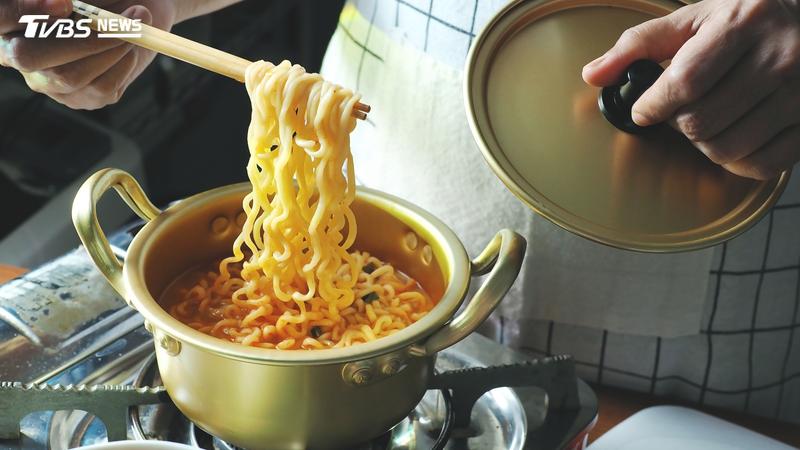 超加工食品攝取量最高者,體脂肪、內臟脂肪較多。(圖/Shutterstock達志影像)