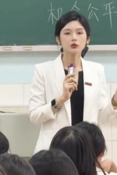 仙氣破表!31歲學霸女博士當副教授爆紅 授課畫面流出全網朝聖