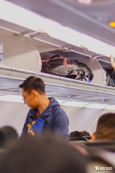 搭機好心幫忙反添亂!空服員曝「這NG行為」 恐害航班延誤