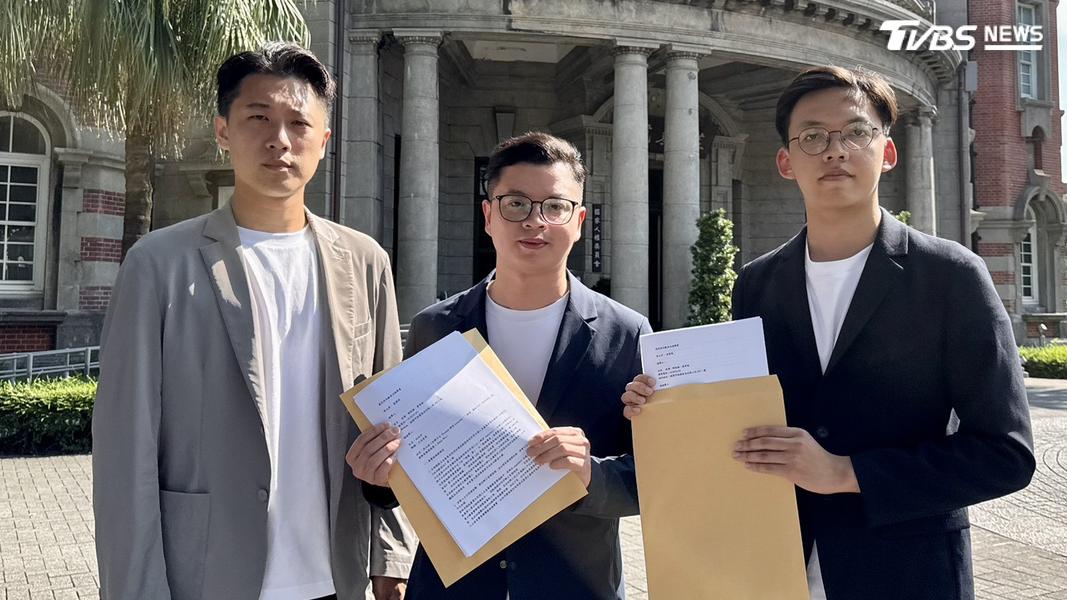 凌濤2日與新北市板橋區議員參選人鄧凱勛與前國民黨發言人康晉瑜赴監察院告發沈伯洋競選團隊及募款青鳥涉嫌違反《政治獻金法》。(圖/凌濤辦公室提供)