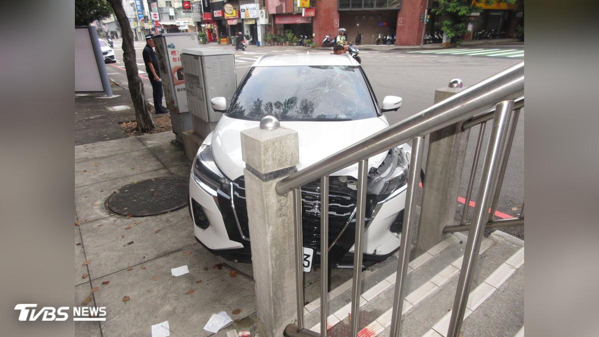 台中毒駕暴衝人行道!撞傷3名練跑體大生 惡男下車還囂張狂譙