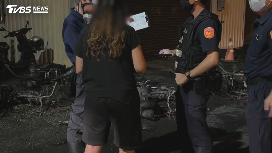 當事妻子事後現身,坦承確實與丈夫發生爭執,但丈夫酒後情緒失控,一直敲打她的車子,她擔心對方動手,因此先行開車離開(圖/TVBS)