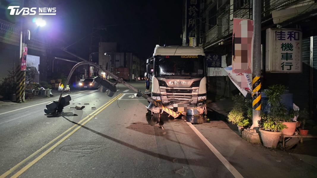 屏東縣鹽埔鄉一名砂石車駕駛疑似精神不濟打瞌睡,車輛偏離車道衝向路邊民宅,造成花盆、招牌全毀,號誌燈桿也被攔腰撞斷(圖/TVBS)