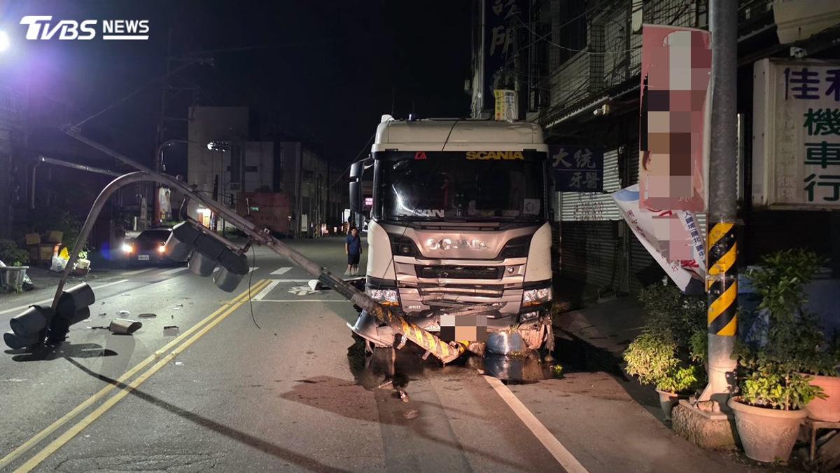 砂石車衝民宅!30歲男「打瞌睡」撞斷燈桿