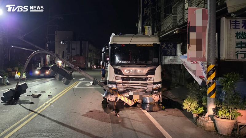 屏東縣鹽埔鄉一名砂石車駕駛疑似精神不濟打瞌睡,車輛偏離車道衝向路邊民宅,造成花盆、招牌全毀,號誌燈桿也被攔腰撞斷(圖/TVBS)