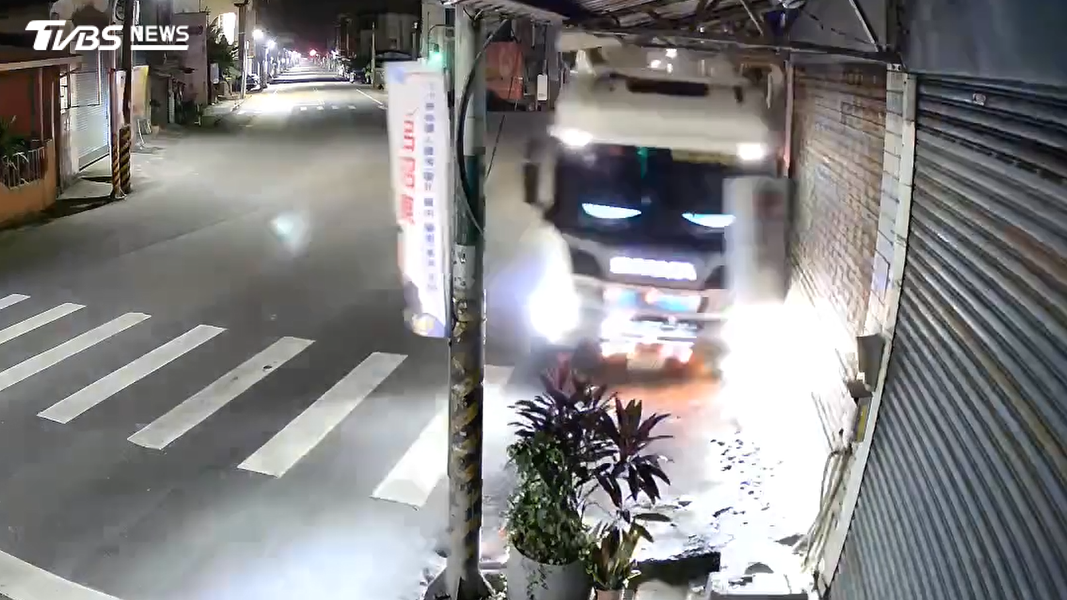 車輛逐漸偏移至對向車道,隨後沿路直直衝向路邊民宅。沿途花盆、招牌無一倖免,連路旁的紅綠燈燈桿也整根斷裂(圖/TVBS)