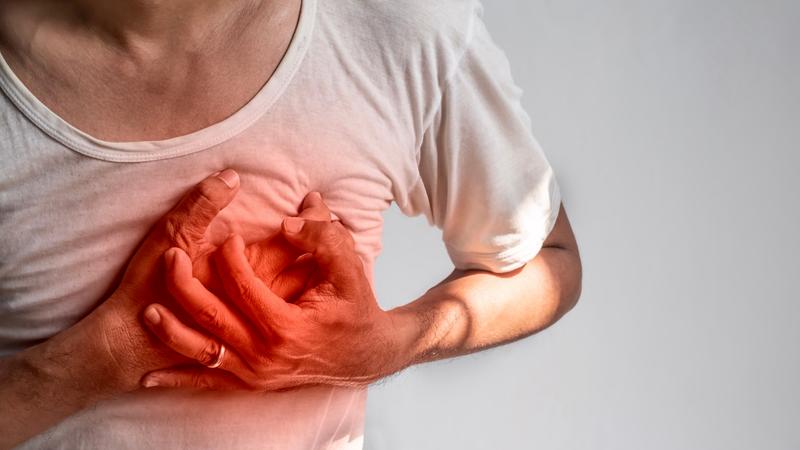 患者感到胸口悶痛,認為是心肌梗塞立刻求救,搶回一命。(圖/Shutterstock達志影像)