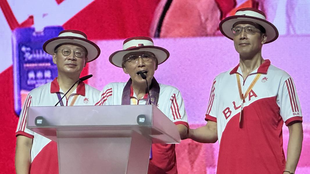 吳伯雄(中)帶領現場近5萬名代表向台北市長蔣萬安致謝。(圖/佛光會提供)