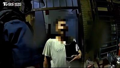 淡大外驚見裸男噴辣椒水 騎士「爆流眼淚」:他手上還拿鐮刀