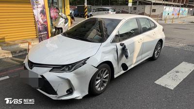 斗六路口撞擊骨折!警消搶救女騎士 隨身竟掉出「喪屍煙彈」